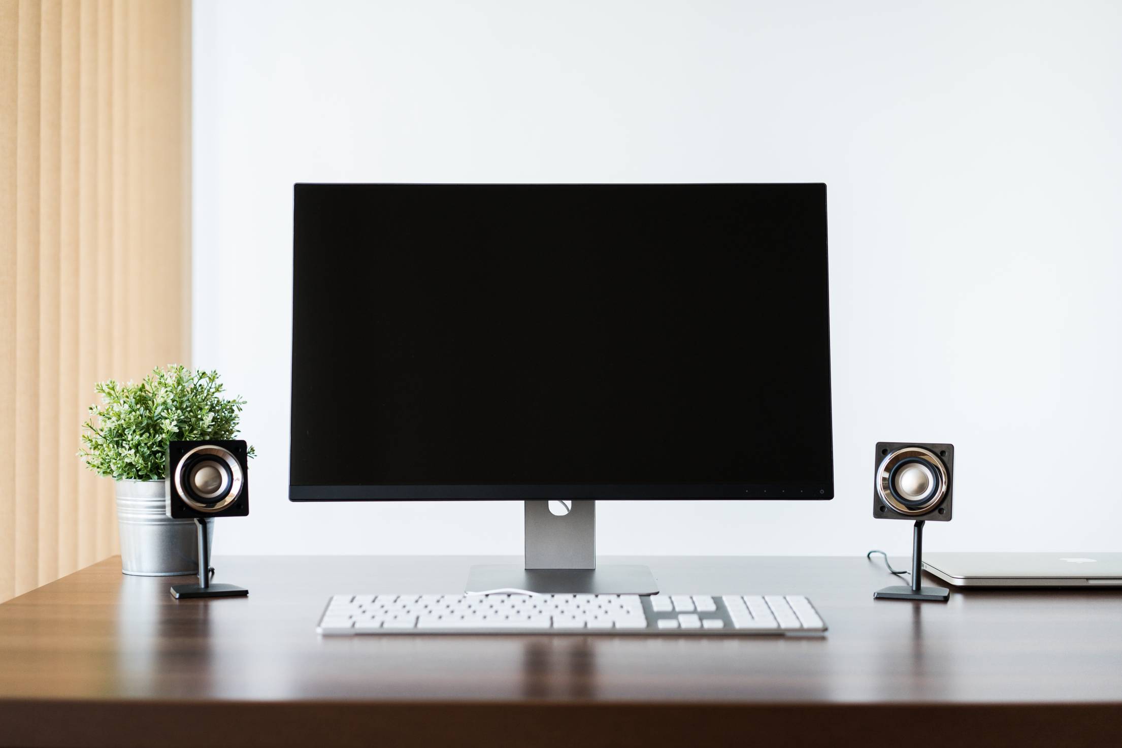 minimalistic-and-clean-home-office-computer-setup.jpg