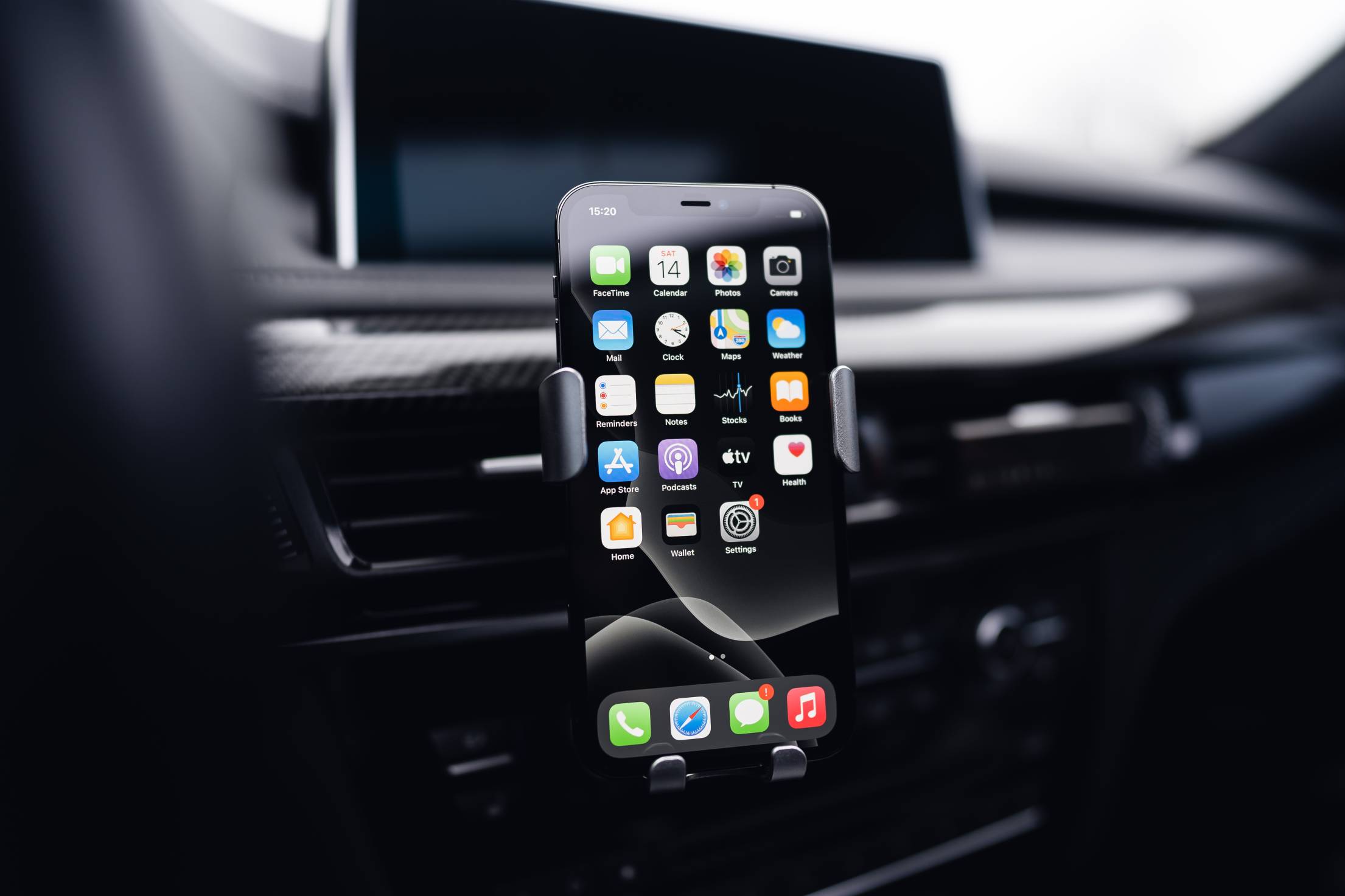 smartphone-in-a-car-holder-free-photo.jpg